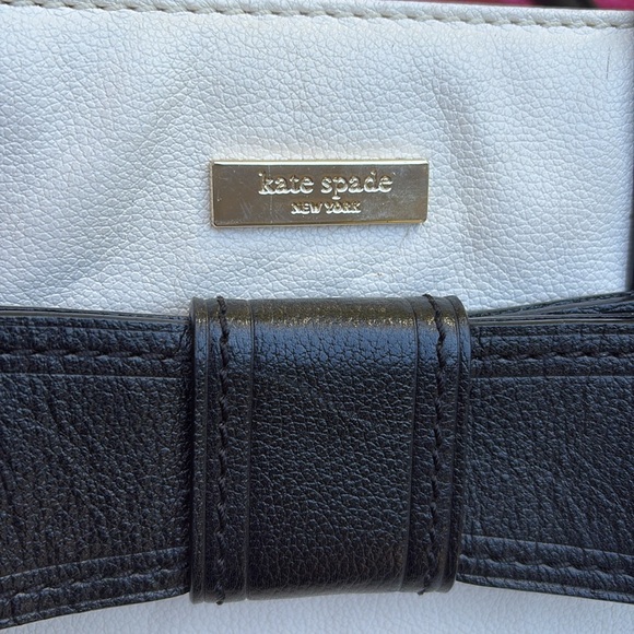Kate Spade black and white leather bag with bow. - Picture 3 of 9